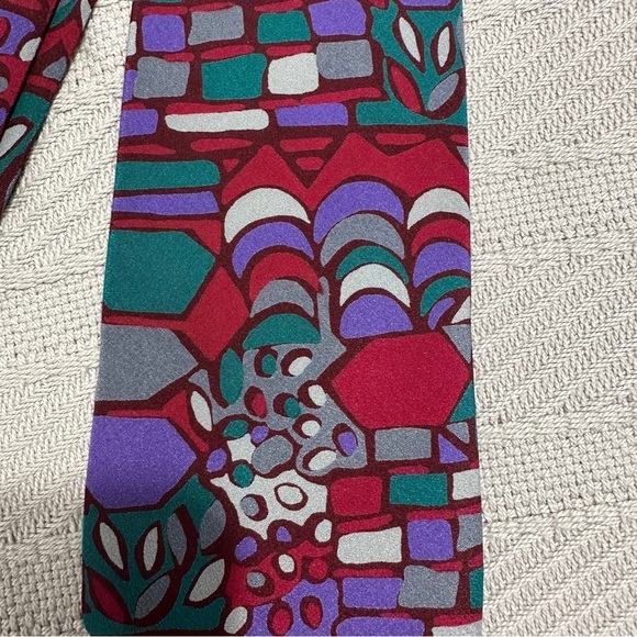 100% silk necktie, no brand tag found. Beautiful abstract pattern. - Picture 3 of 5